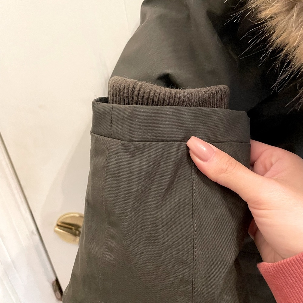 Northface Winter Coat - Size Medium - image 4